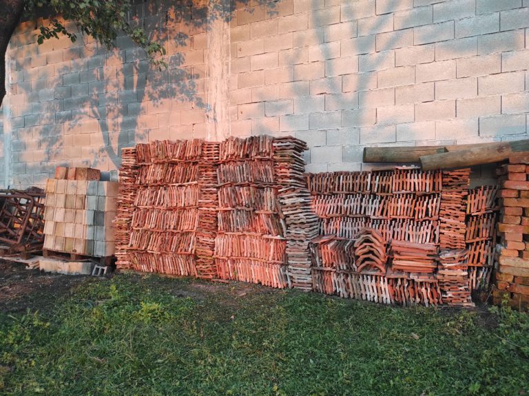 a pile of rooftiles netxt to the wall