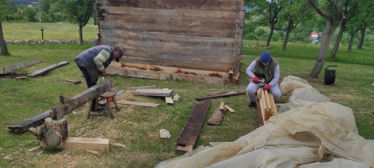 workers hewing a cottage pilar