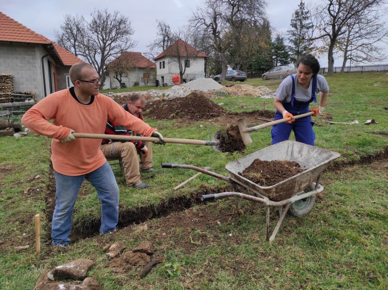 workers digging a foudation