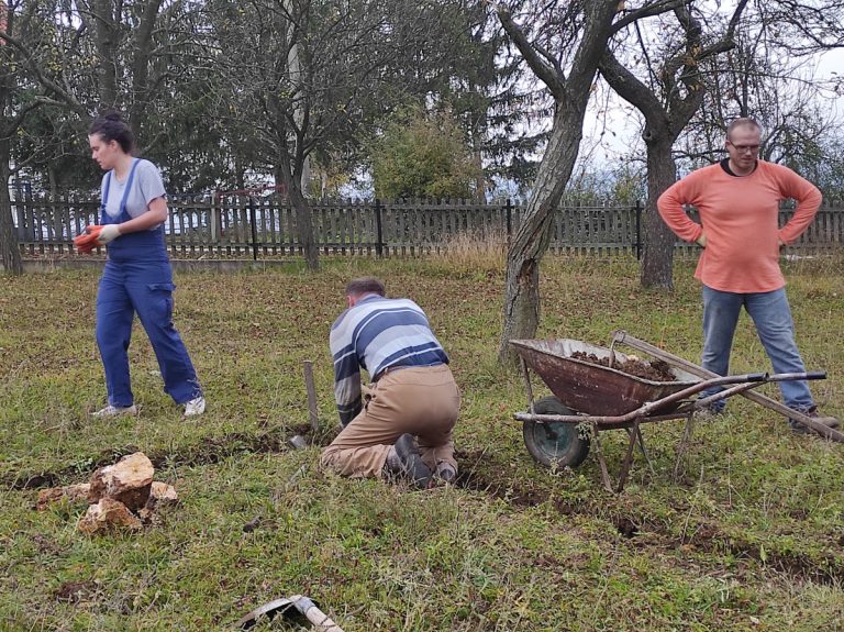workers digging a foudation