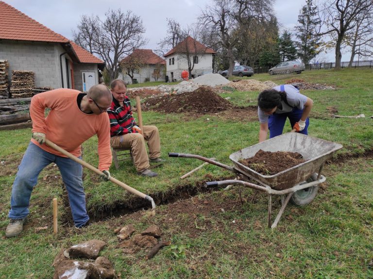 workers digging a foudation