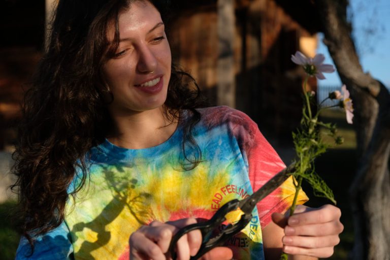 girl-flowers-scisors-trimming